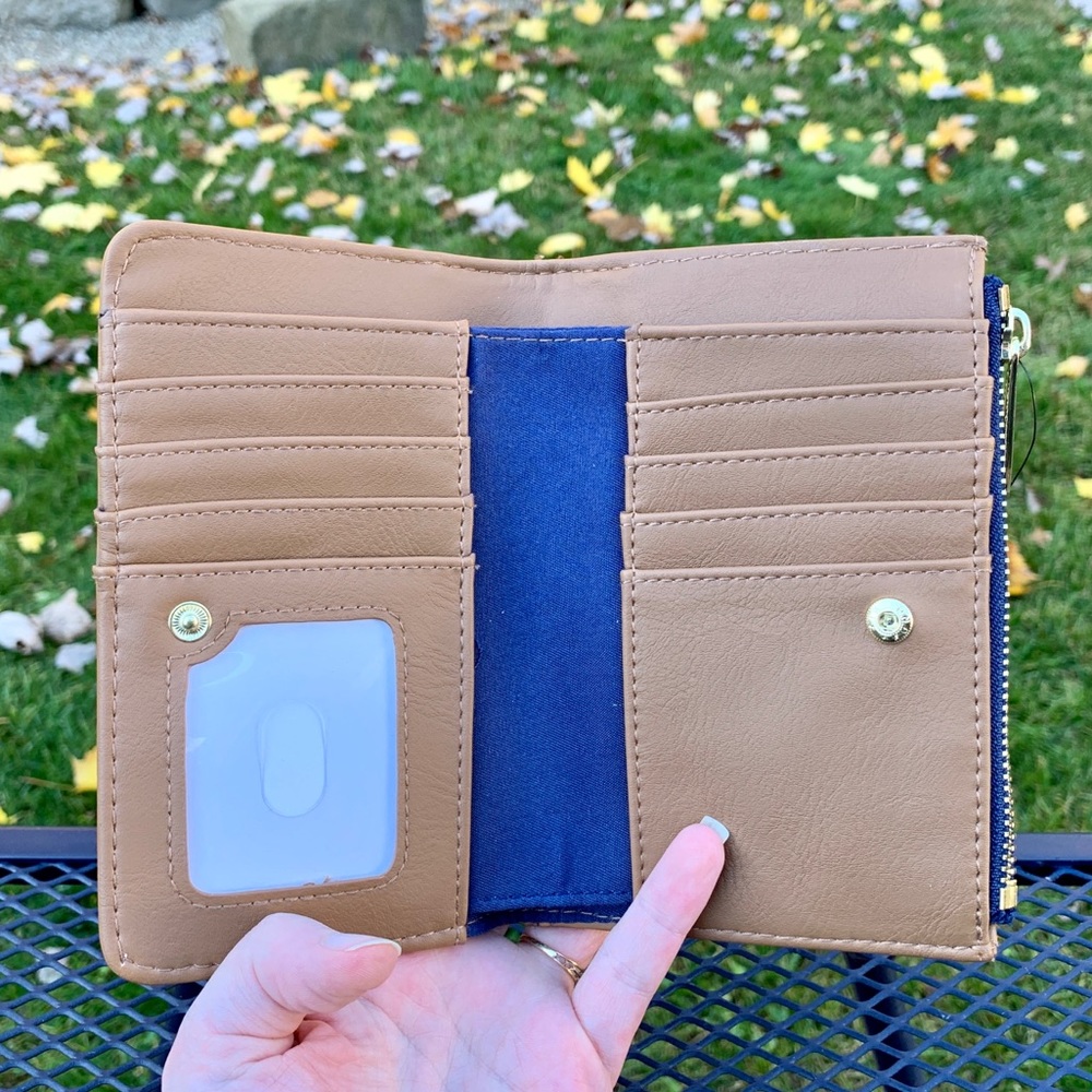 RARE Loungefly Book Wallet Pride and Prejudice NEW - Picture 4 of 4